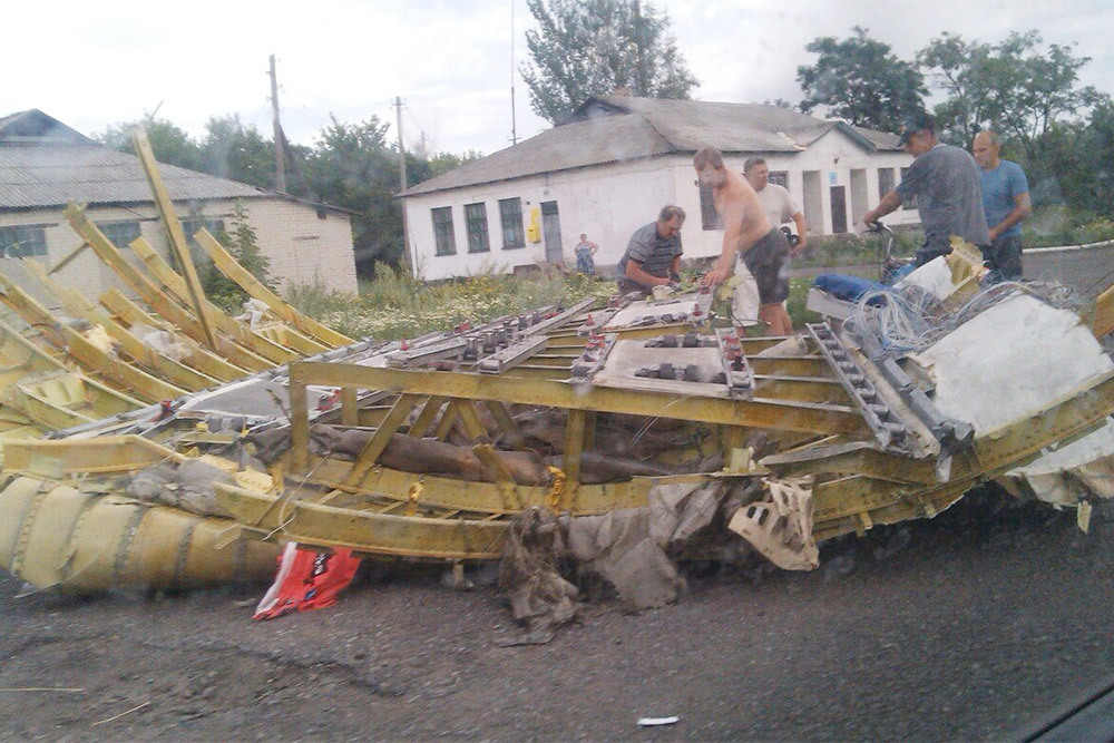 Un Boeing 777 s-a prabusit in Ucraina, 295 de persoane au murit
