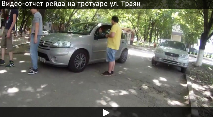 СтопХам провел рейд на Ботанике, играя в футбол на тротуаре