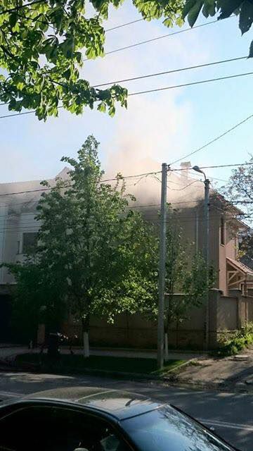 O casă din sectorul Râșcani a fost cuprinsă de flăcări