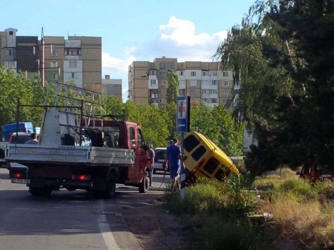 Accident la intrarea in capitala. O masina s-a rasturnat