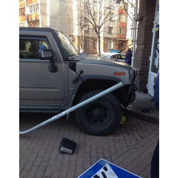 В Киеве Hummer с российскими номерами влетел в магазин