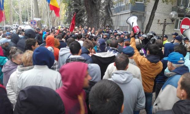 Protestatarii lui Dodon și Usatîi au pichetat Președinția