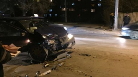 Два человека пострадали при столкновении такси и легковушки