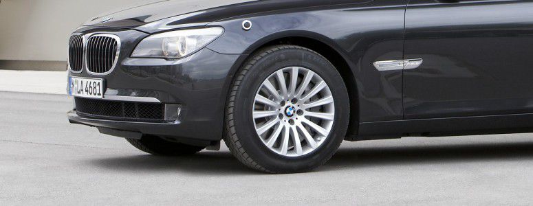 Сколько стоит поменять шины на бронированном BMW 7 серии