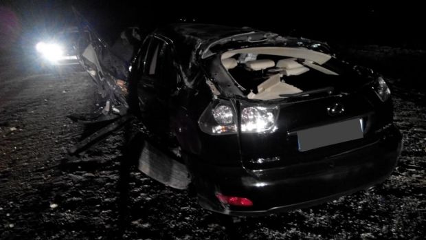 Doi tineri și-au pierdut viața, după ce s-au răsturnat cu un Lexus