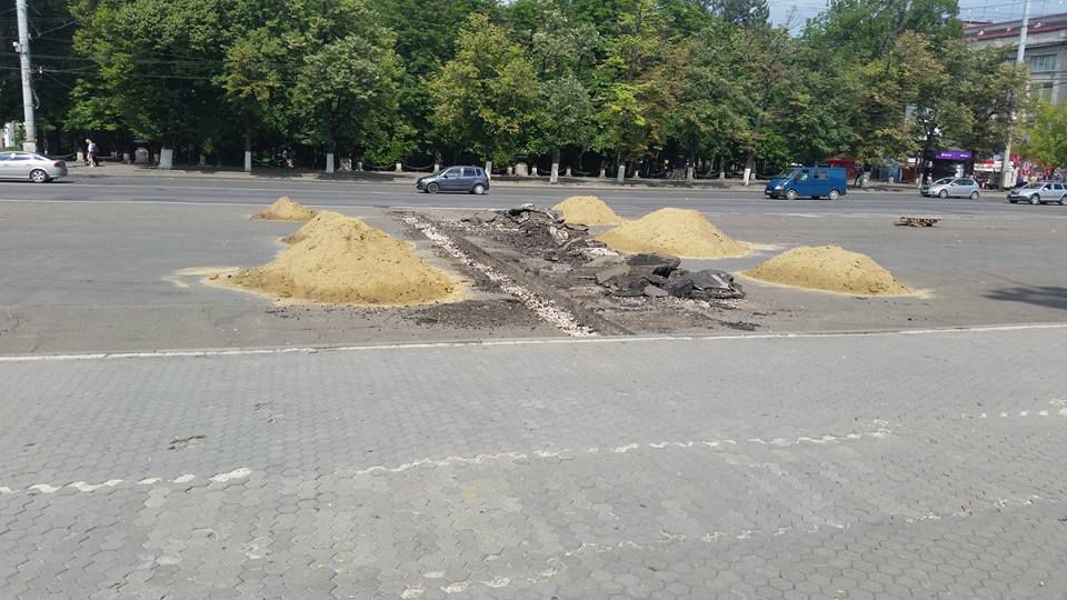 Ремонт площади в центре Кишинева ограничился выкопанной траншеей
