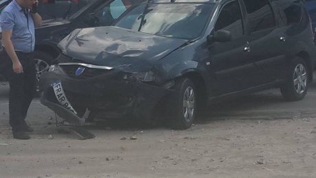 Accident pe un bulevard important din Capitală. Două maşini s-au ciocnit frontal