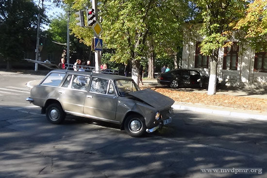 Coliziune între două automobile la Bender: Cinci oameni, inclusiv doi minori, au ajuns la spital