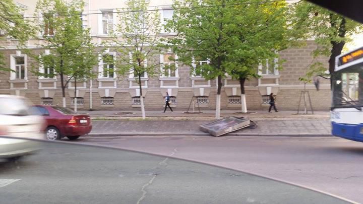 Un panou l-a împiedicat să intre cu mașina în sediul MAI