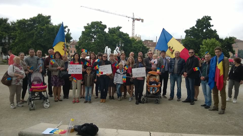 Moldovenii din Italia și Franța, au ieșit la proteste