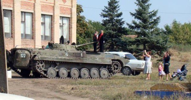 Un tata si-a adus baiatul, in prima zi de scoala, pe un tanc