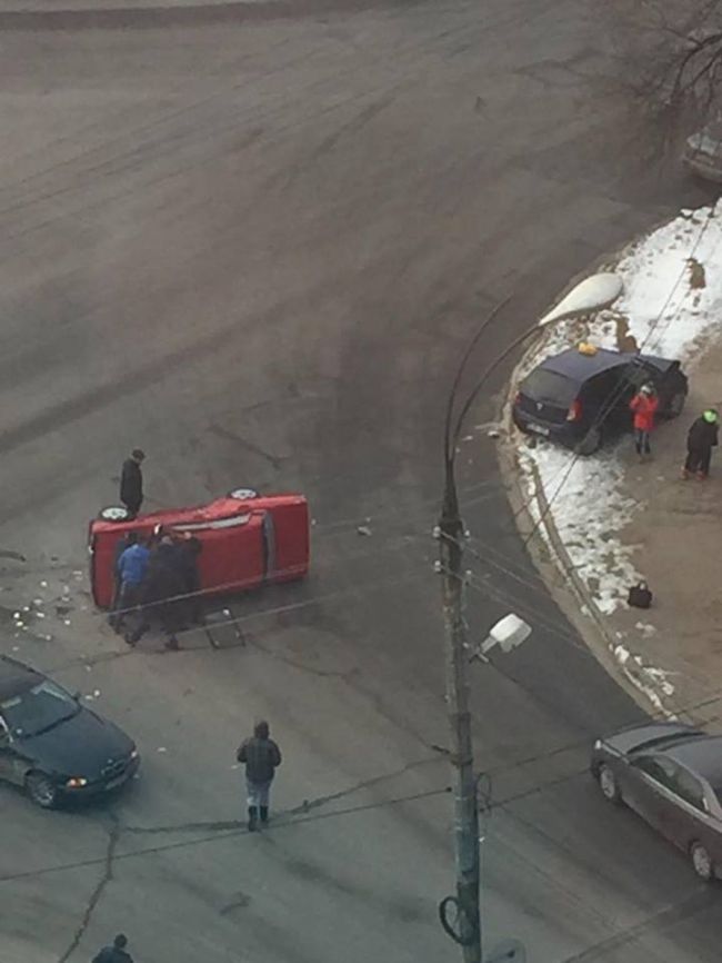 В Кишиневе произошла авария, один из автомобилей перевернулся