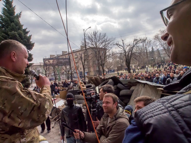 Чучело Тимошенко, коктейли Молотова и молитва на баррикадах. Фоторепортаж из Луганска