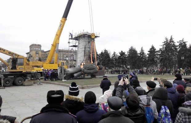 В Запорожье под гимн Украины снесли крупнейший памятник Ленину