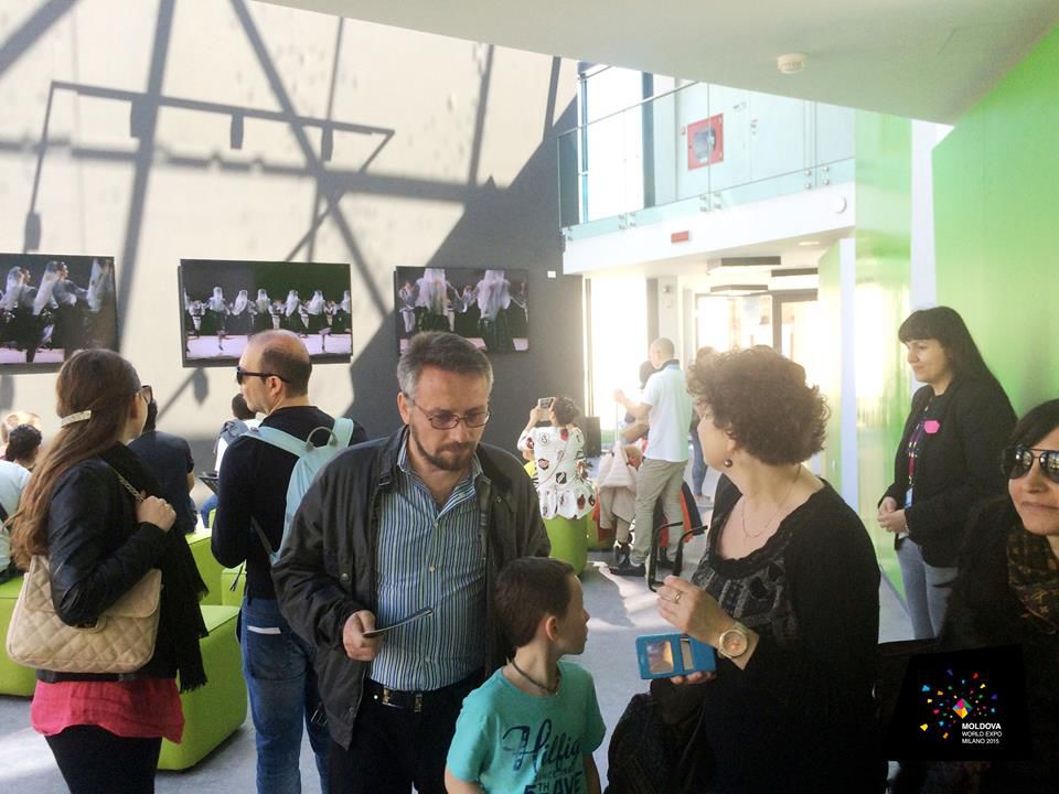 Посетители павильона Молдовы на World Expo Milanо танцуют «Жок»