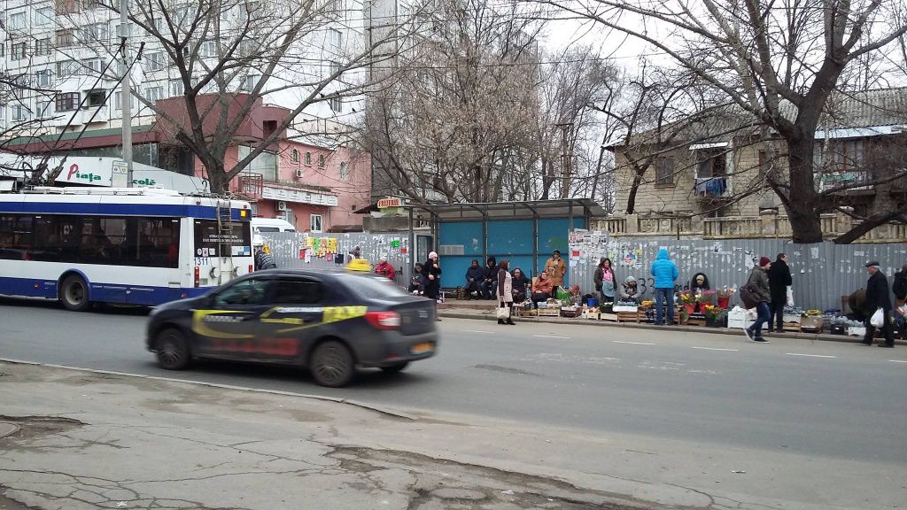 На Телецентре уличные торговцы оккупировали тротуары