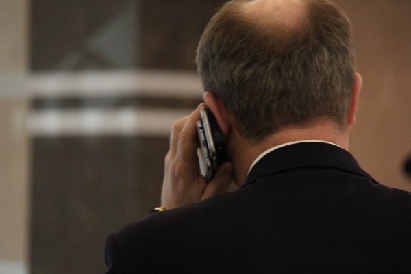 Deputatul moldovean care vorbește la trei telefoane concomitent