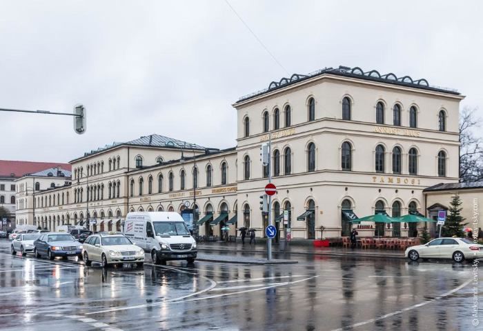 Как в Одессе решили бороться с вывесками, которые портят вид исторических зданий