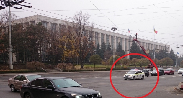 Vezi cum o mașină de poliție încalcă regulile de circulație