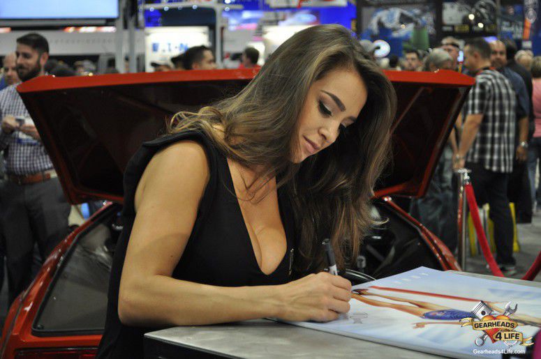 Девушки автосалона SEMA 2015 удивили своей распущенностью