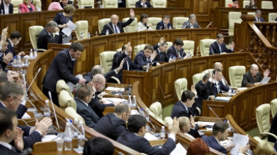 "Война" между парламентариями перекочевала в Facebook