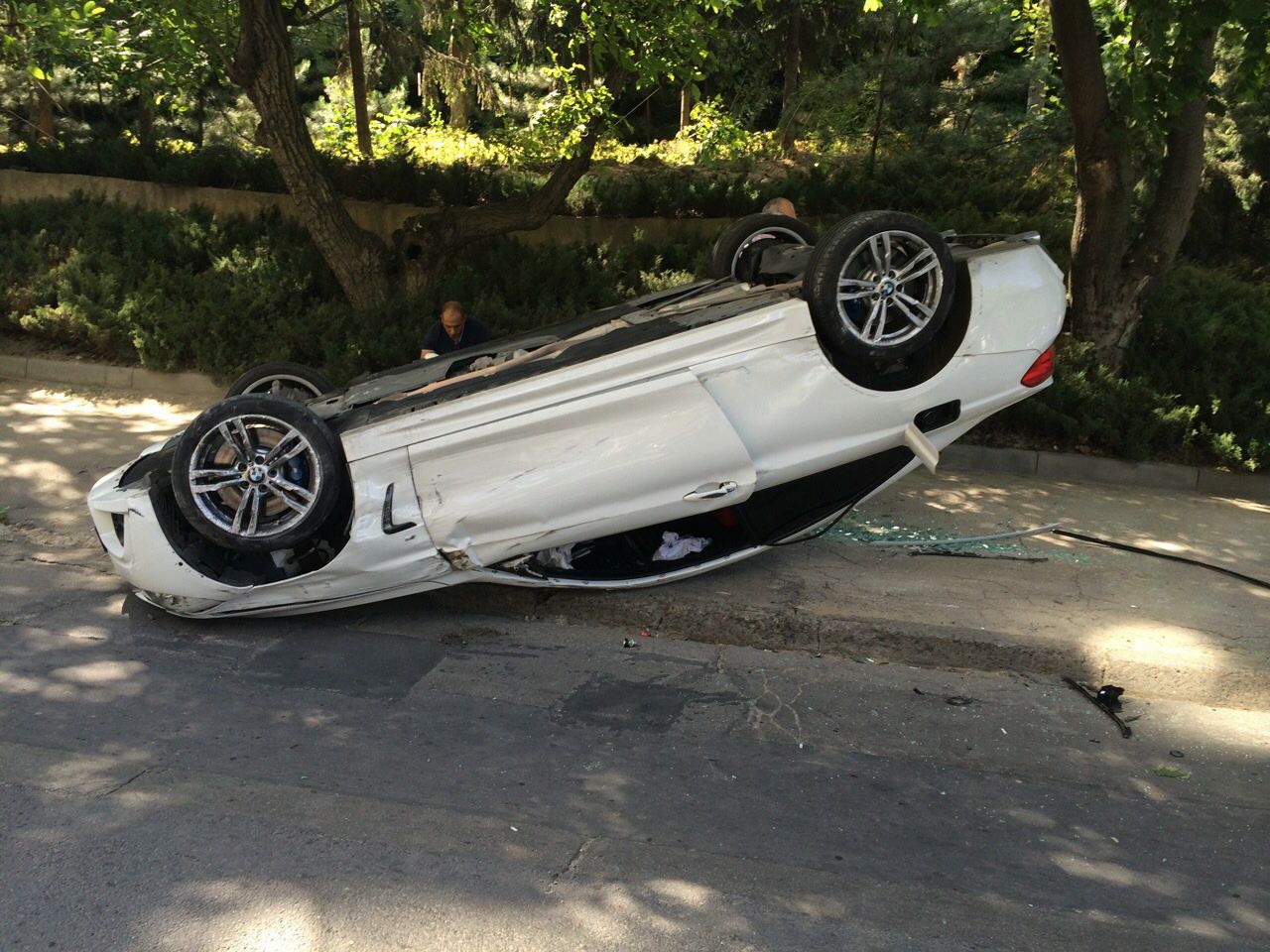 Impact violent în capitală: Un automobil condus de un cetăţean străin s-a răsturnat