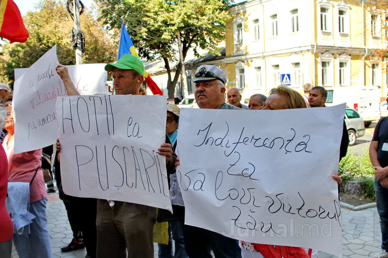 Протестующие пикетировали госучреждения