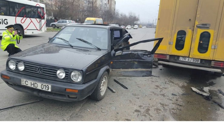 Accident în capitală; Câteva maşini, făcute zob şi două persoane, internate în stare gravă
