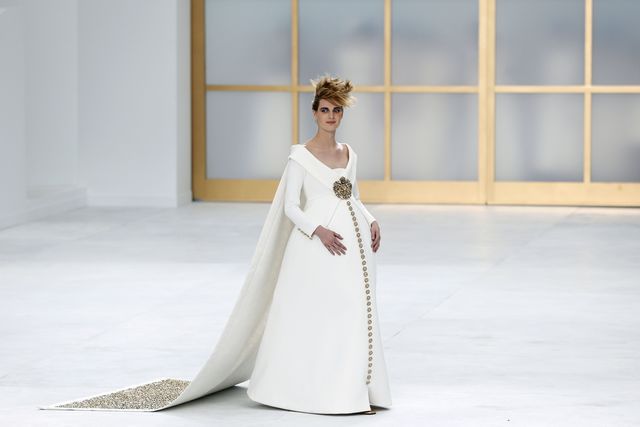 Показ Chanel в Париже закрывала невеста в положении
