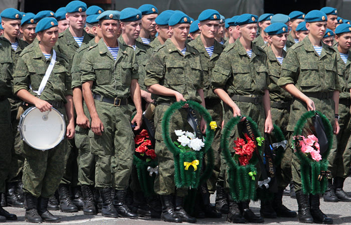 В Омске прощаются с десантниками, погибшими под обломками казармы