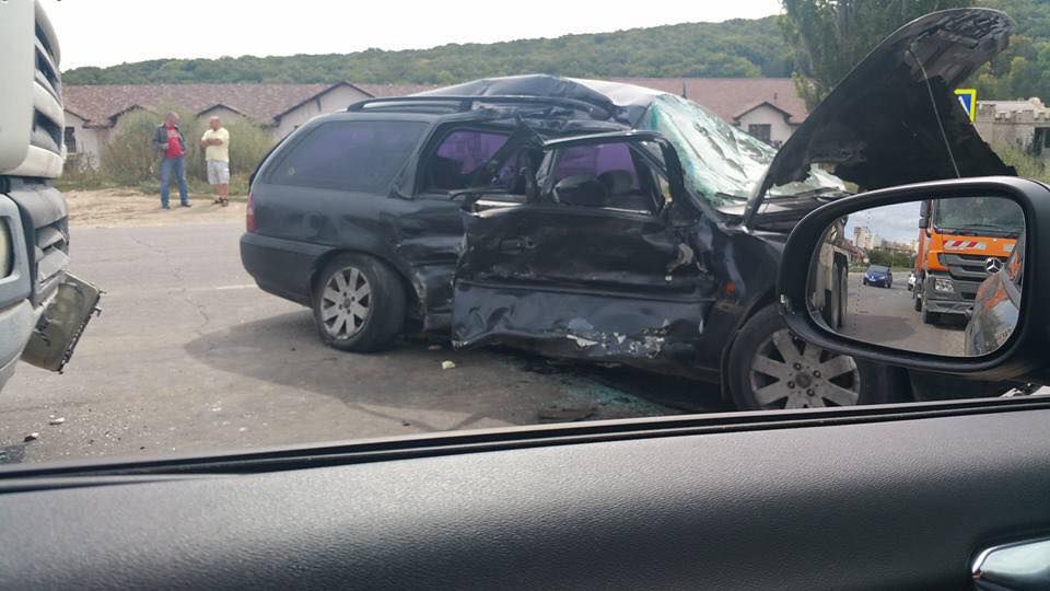 O mașină a fost făcută zob de o betonieră pe şoseaua Balcani