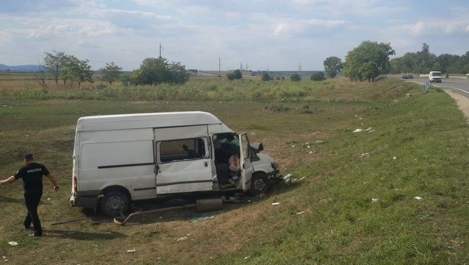 O autoutilitară a intrat într-un microbuz cu pasageri la Orhei