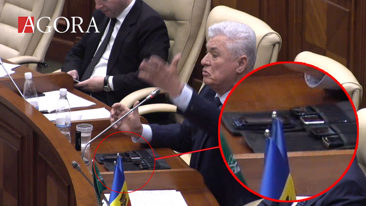 Voronin, cu cinci telefoane în plenul Parlamentului