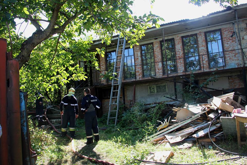 В Кодру сгорела крыша жилого дома