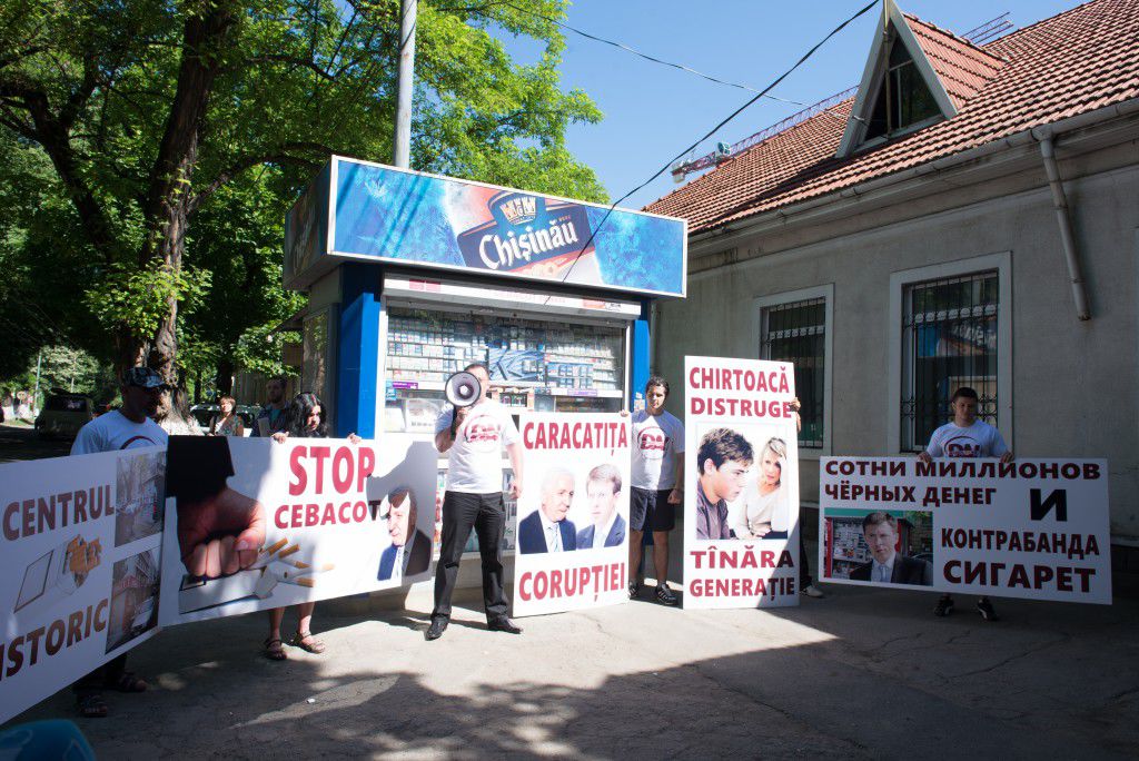Marcel Darie şi susţinătorii săi au protestat împotriva gheretelor instalate ilegal în centrul istoric al Chișinăului