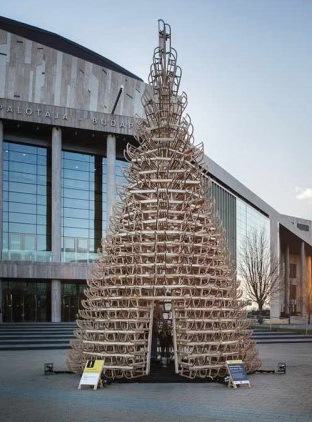 Главную ёлку венгерской столицы собрали из санок