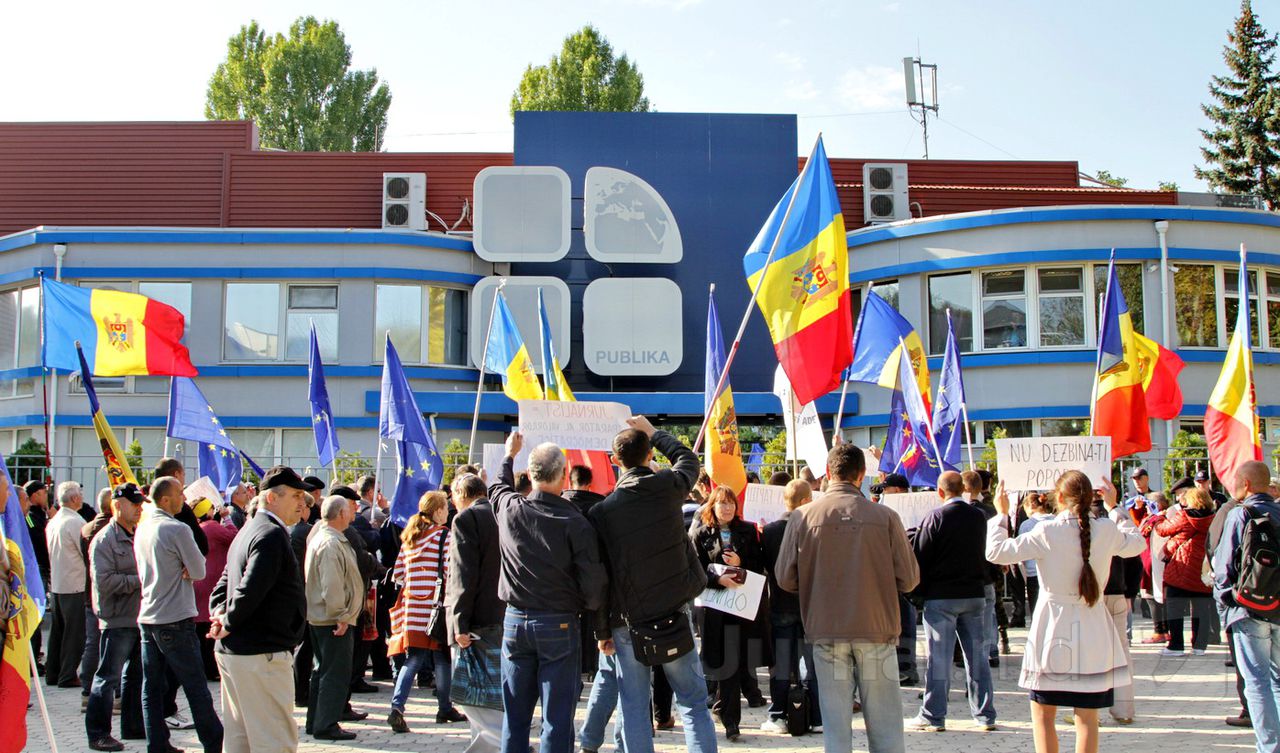 Протестующие пикетировали телеканалы, контролируемые олигархом Плахотнюком