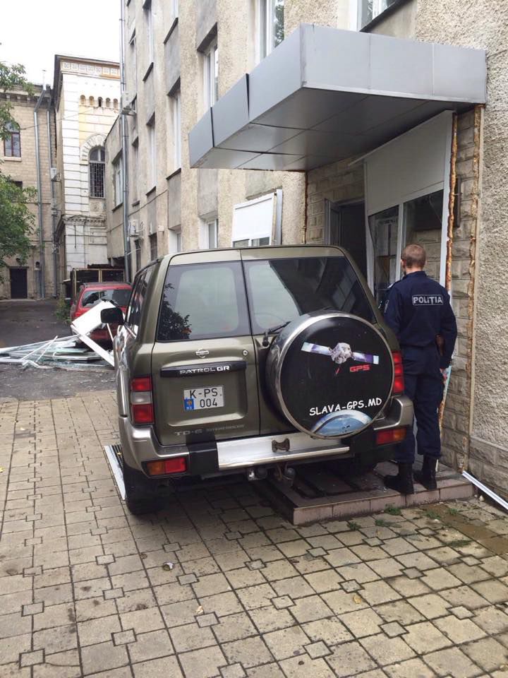 В здание примэрии Кишинева въехал автомобиль