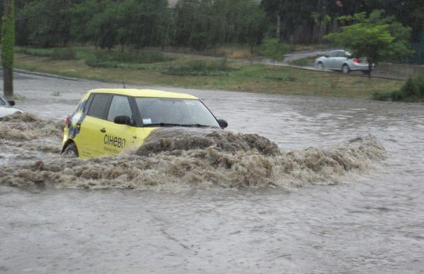 В Одессе из-за ливня машины плавали в воде
