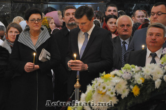 În timpul liturghiei de la Catedrala Metropolitana, Chirtoacă statea "cu nasul în telefon"