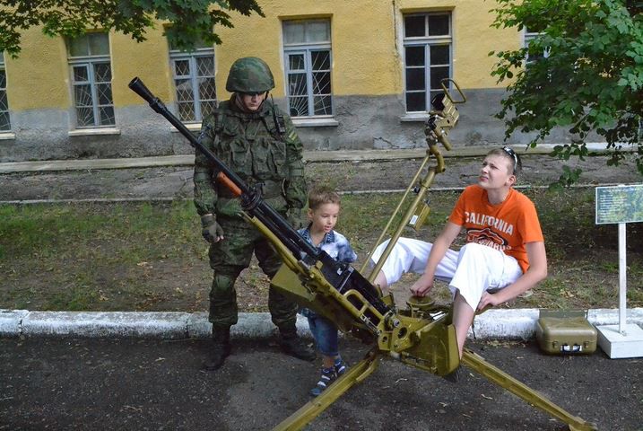 Copii cu arme grele, gata să tragă. Cum este educată noua generaţie în stânga Nistrului
