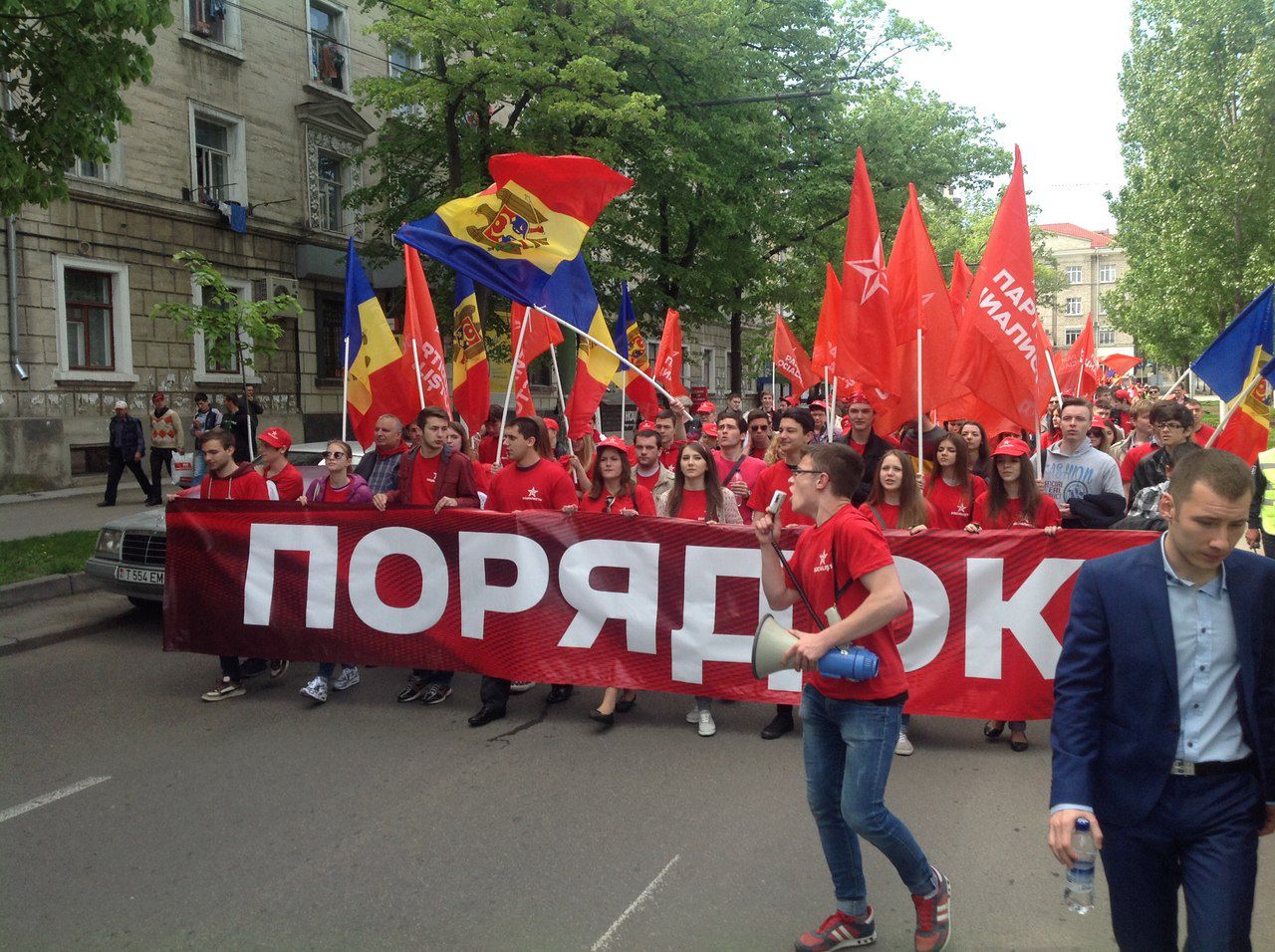 Жители Молдовы отметили Первомай маршем по Кишиневу