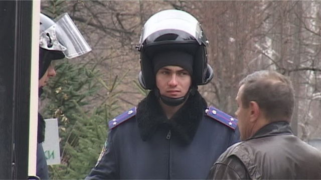 Под больницей Тимошенко дежурят бойцы в шлемах и бронежилетах