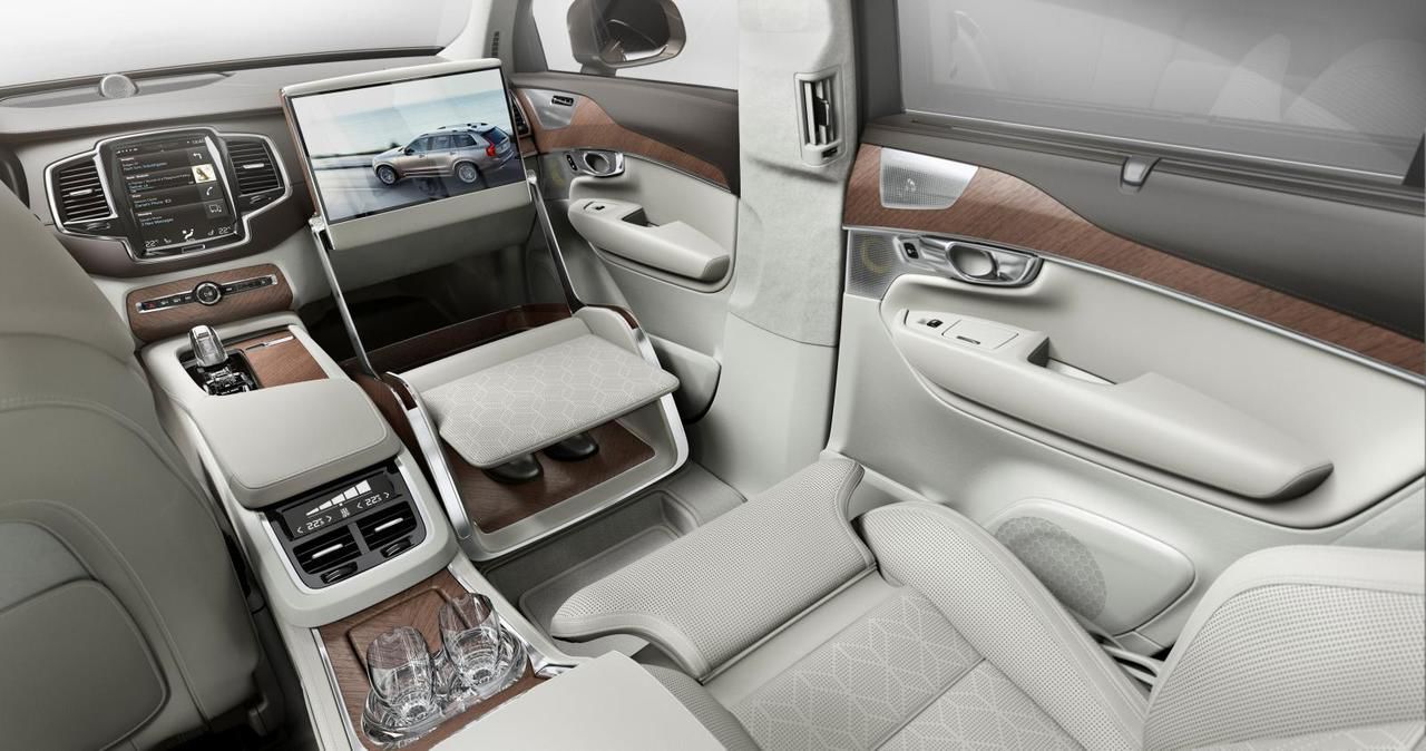 Volvo заменила правое переднее кресло на обувь и драгоценности