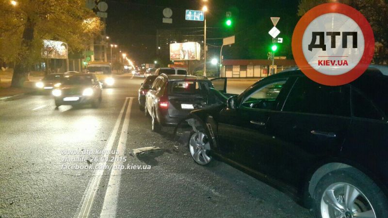 В Киеве сотрудник МВД на Infiniti протаранил четыре авто