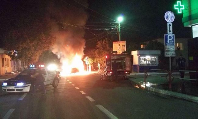 Mașină în flăcări la marginea Chișinăului: Un BMW a luat foc