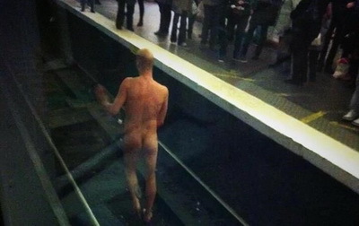 В парижском метро голый мужчина парализовал движение