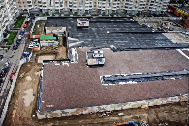 Детская площадка на крыше парковки в Москве