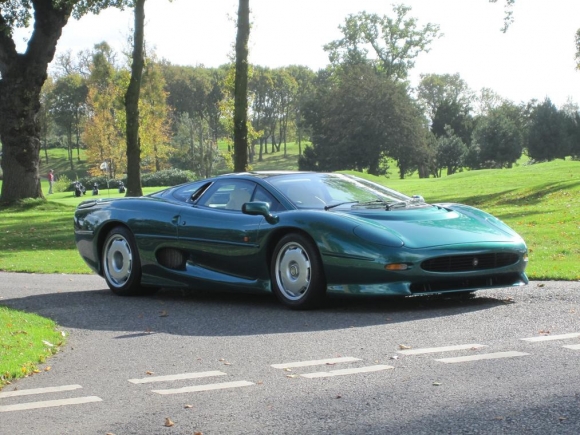На аукцион выставлен Jaguar XJ220 королевской семьи