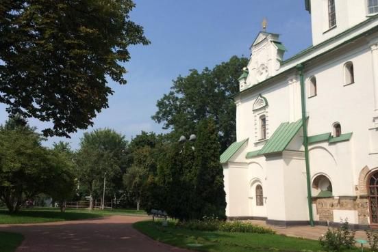 Во дворе Софии Киевской провалилась земля, образовав провал размером три на два метра